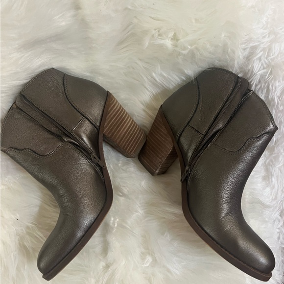 Dark gray metallic sheen chunk heeled booties heels - women’s size 8.5 - Picture 3 of 9